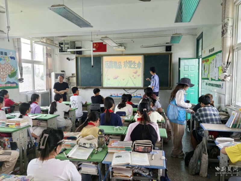 湘口街道多部门走进汉南中学开展禁毒普法活动