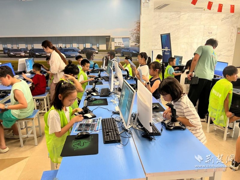 湘口街沉浸式航空研学赋能暑期托管 点亮少年蓝天航天梦